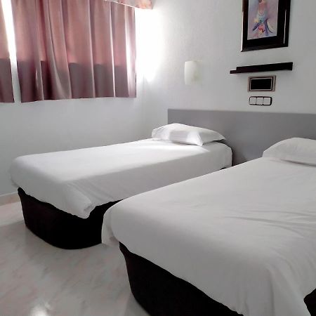 Hostal Lady Ana Maria Collado Villalba Bagian luar foto