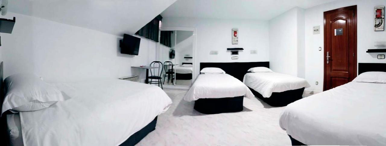Hostal Lady Ana Maria Collado Villalba Bagian luar foto
