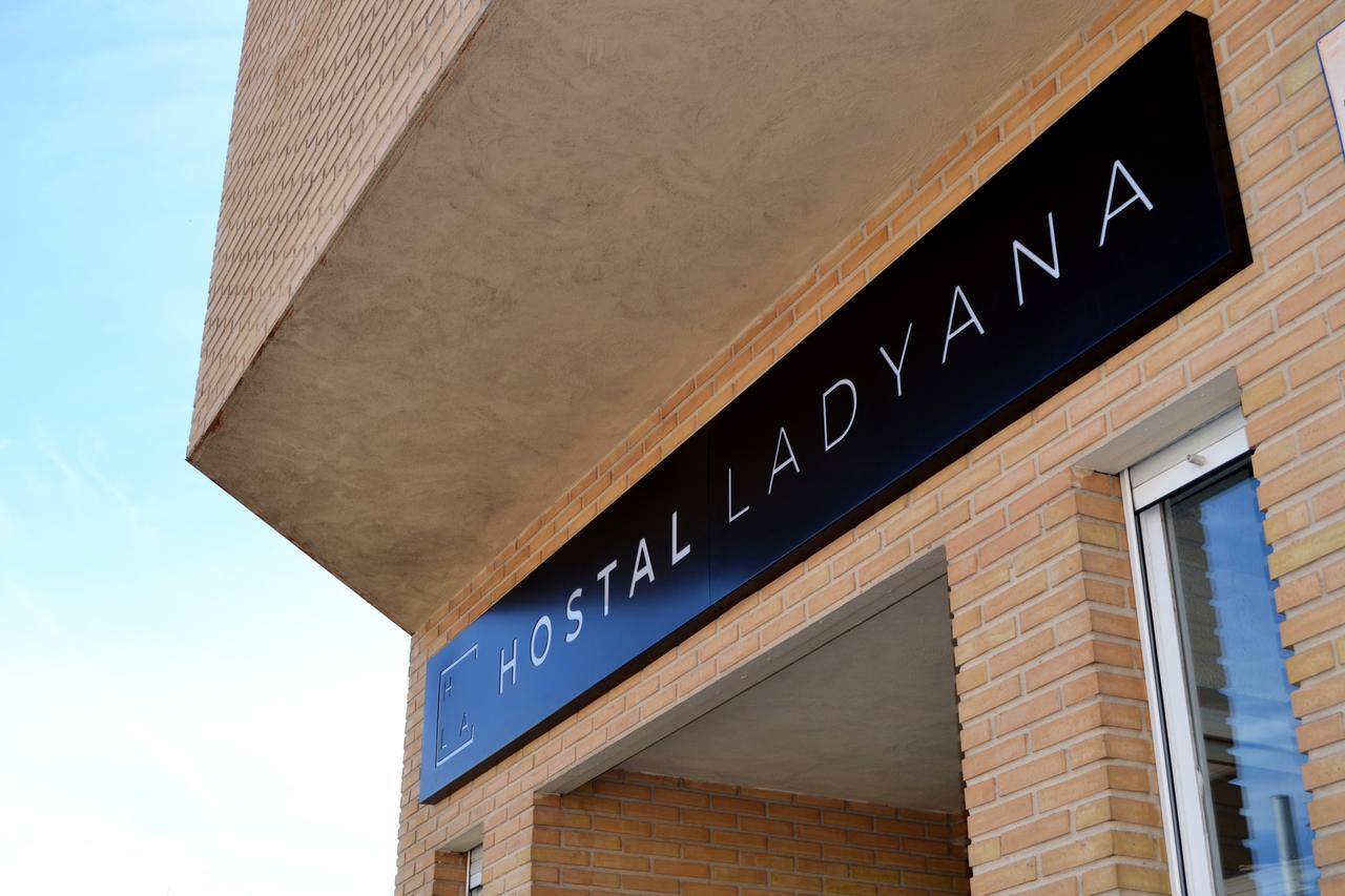Hostal Lady Ana Maria Collado Villalba Bagian luar foto