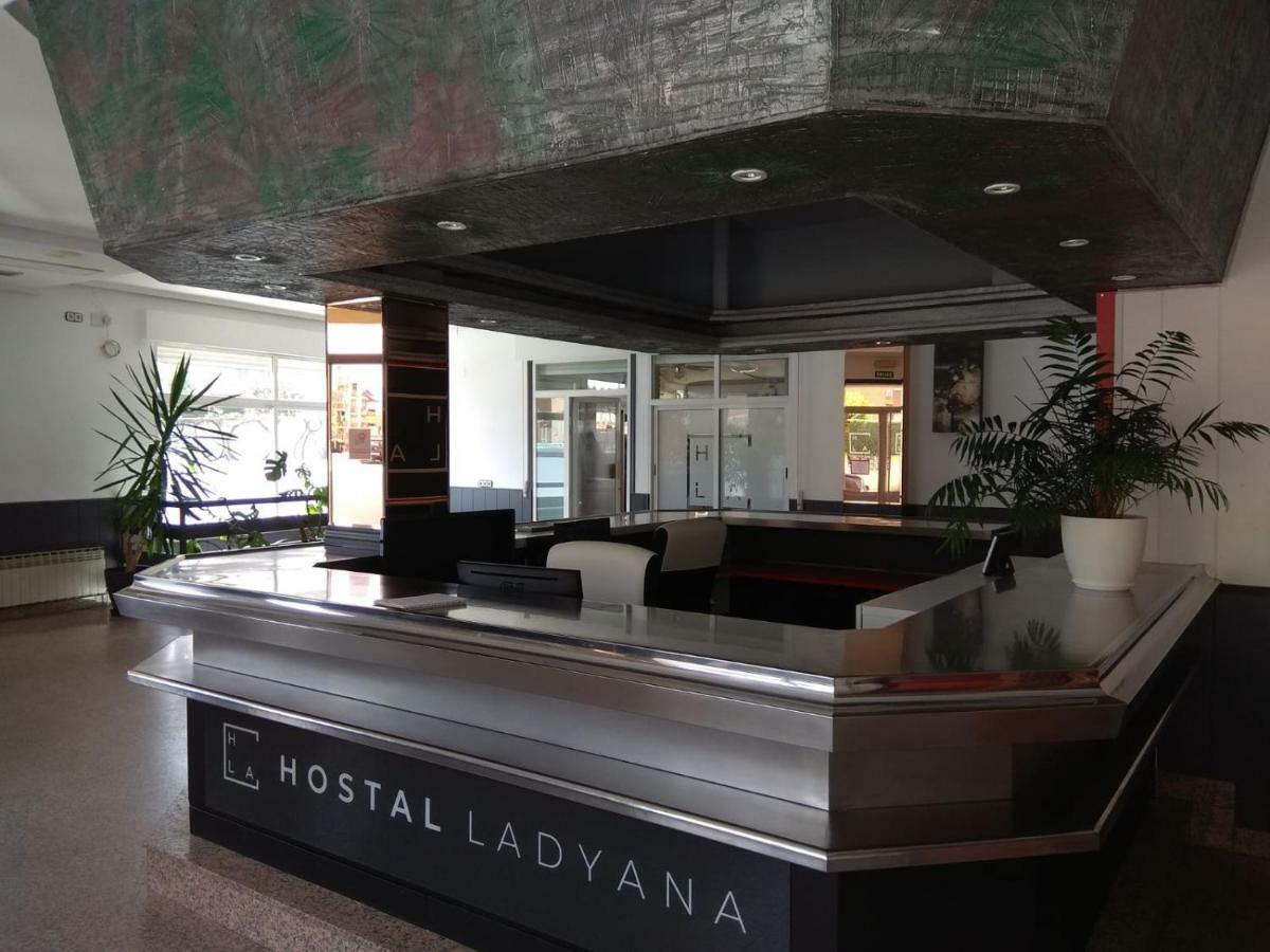 Hostal Lady Ana Maria Collado Villalba Bagian luar foto