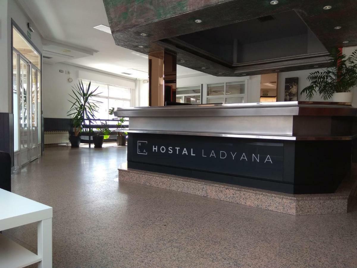 Hostal Lady Ana Maria Collado Villalba Bagian luar foto