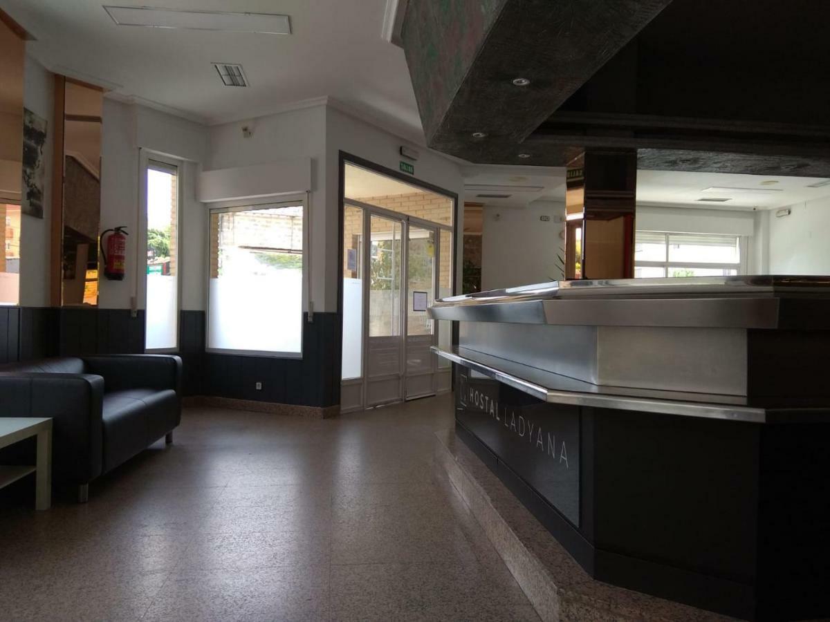 Hostal Lady Ana Maria Collado Villalba Bagian luar foto