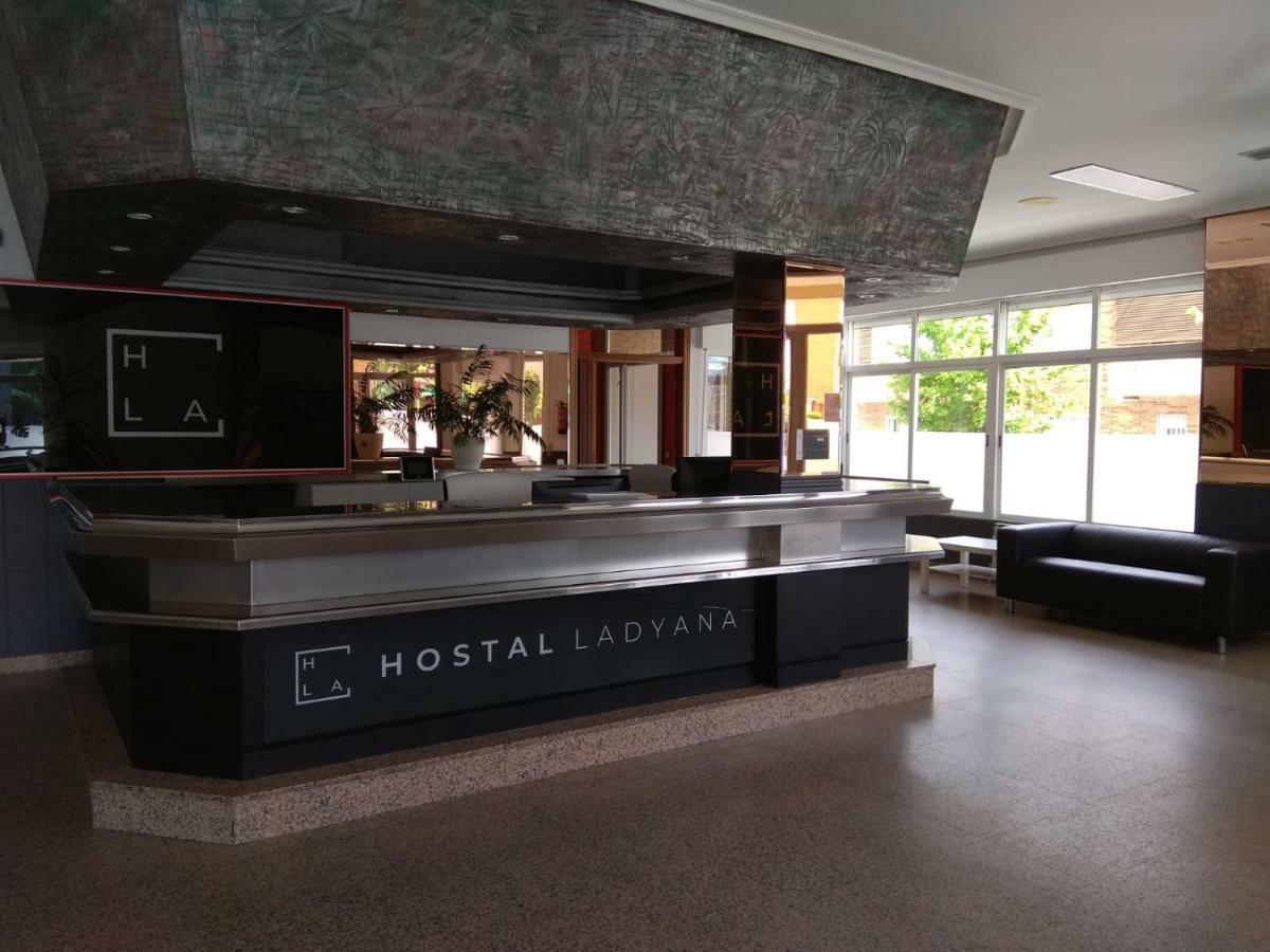 Hostal Lady Ana Maria Collado Villalba Bagian luar foto